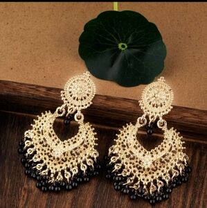 ❤️Beaded Blk & Gold Chandelier Earrings